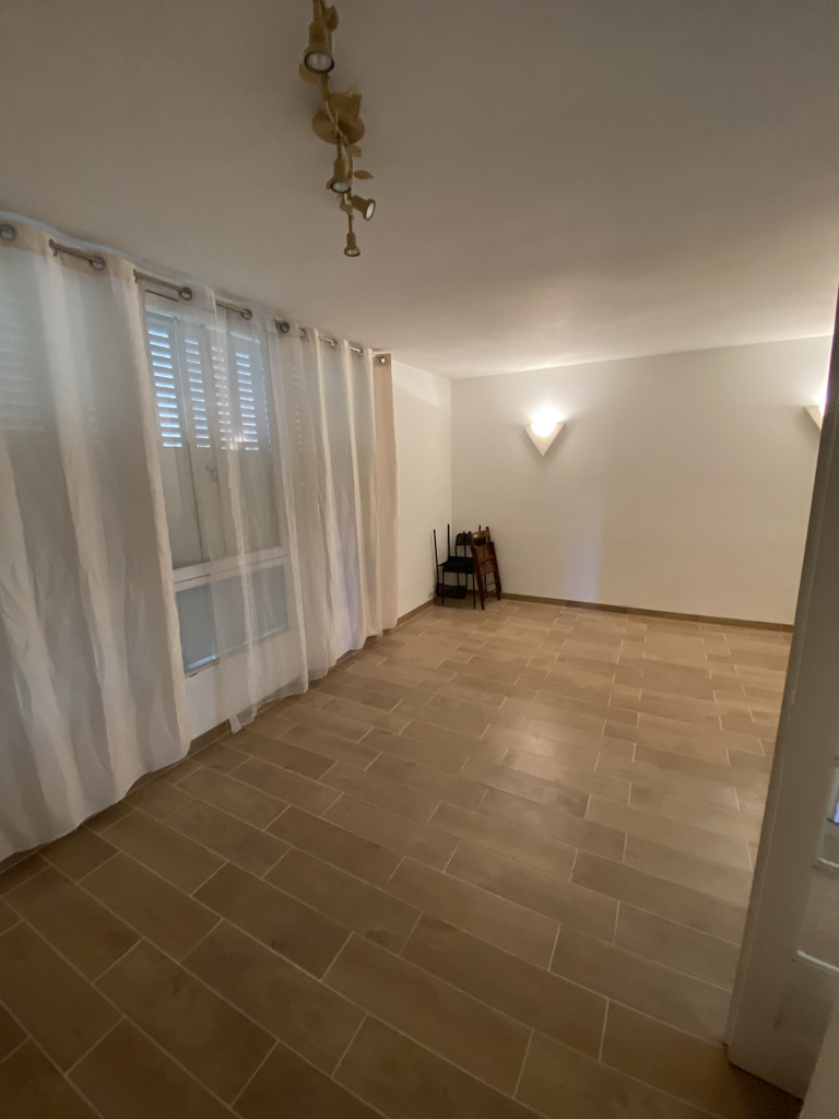 Cuisine et salon rénovés appartement Saint-Denis vue d'ensemble